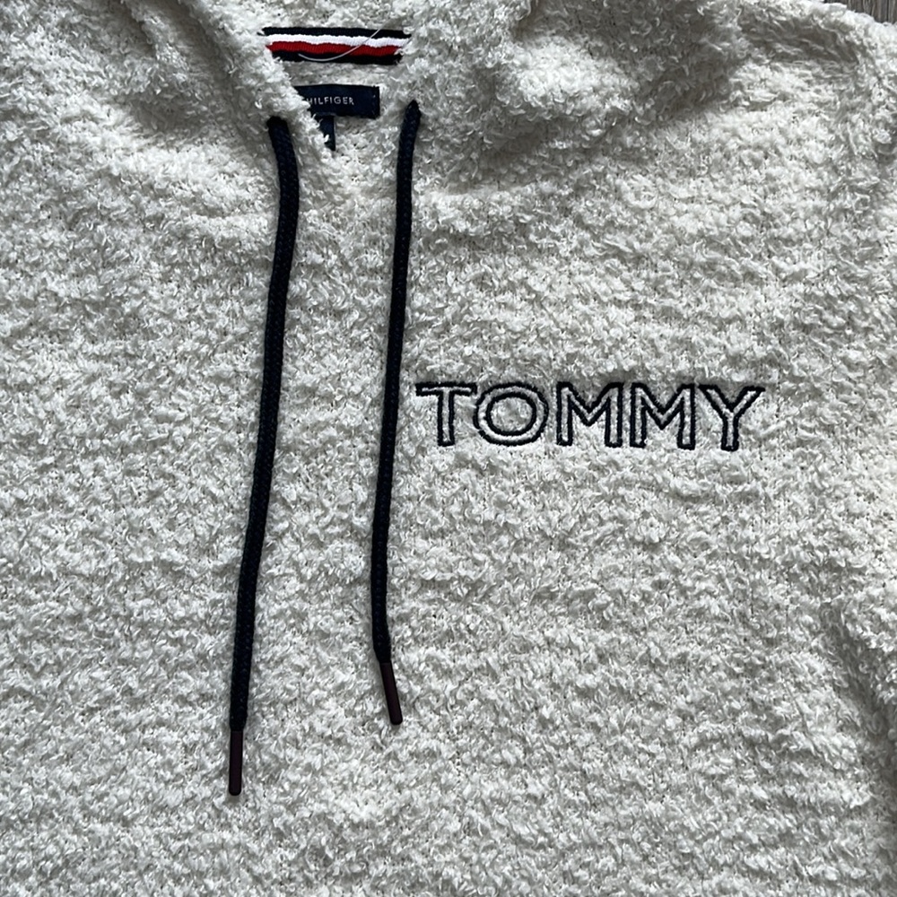 TOMMY HILFIGER White & Navy Fuzzy Fleece Crop Pullover Hoodie - Picture 5 of 9